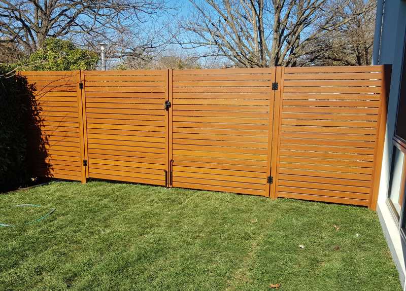 Timber-look aluminium gates